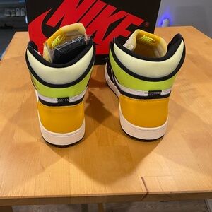 Air Jordan 1 Retro High OG Volt
